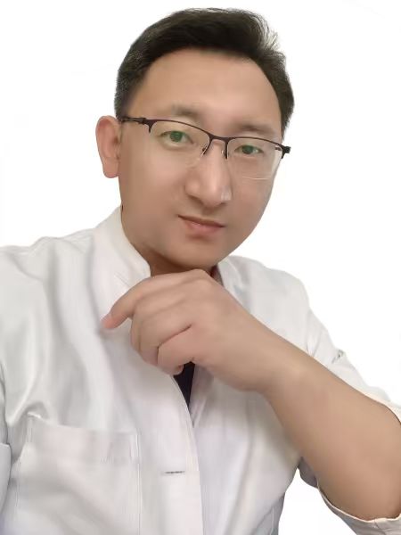 冯利民医生身穿白大褂的肖像照